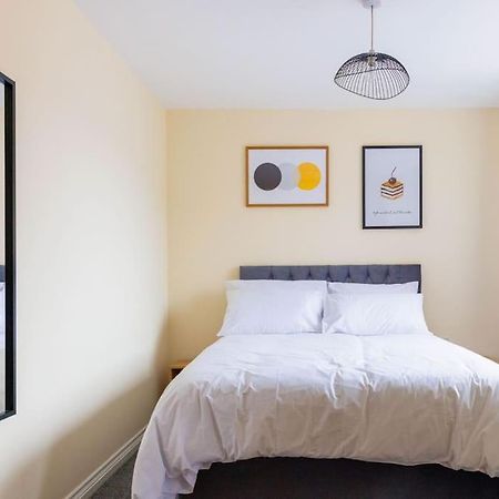 Stylish 3 Bedroom And Free Parking Thamesmead  ภายนอก รูปภาพ