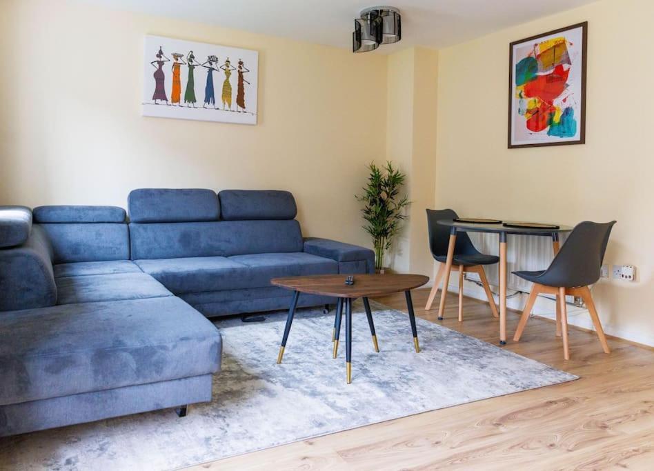 Stylish 3 Bedroom And Free Parking Thamesmead  ภายนอก รูปภาพ