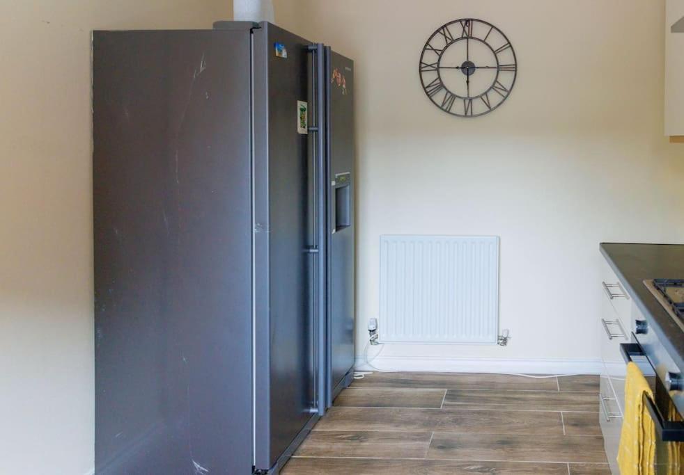 Stylish 3 Bedroom And Free Parking Thamesmead  ภายนอก รูปภาพ