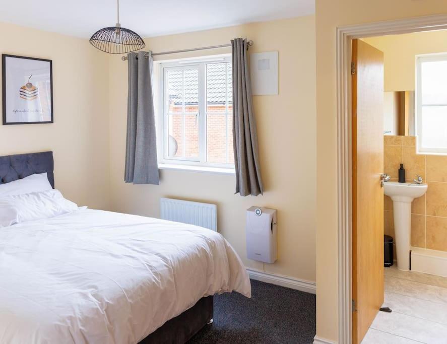 Stylish 3 Bedroom And Free Parking Thamesmead  ภายนอก รูปภาพ