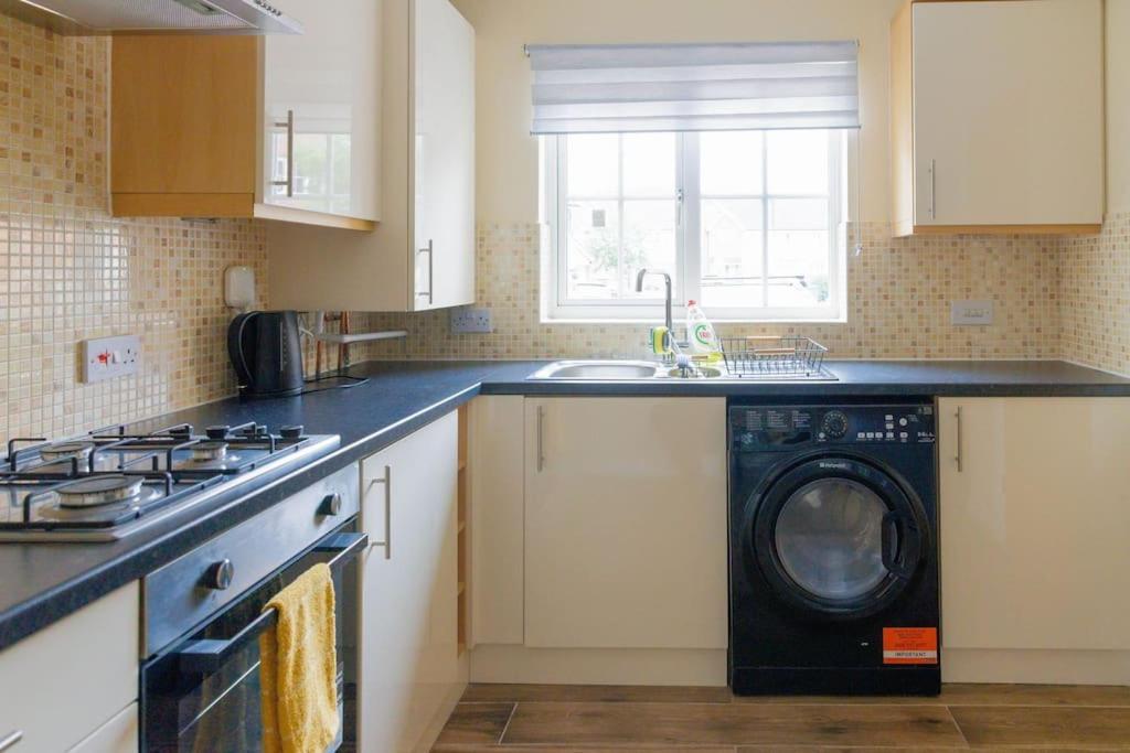 Stylish 3 Bedroom And Free Parking Thamesmead  ภายนอก รูปภาพ
